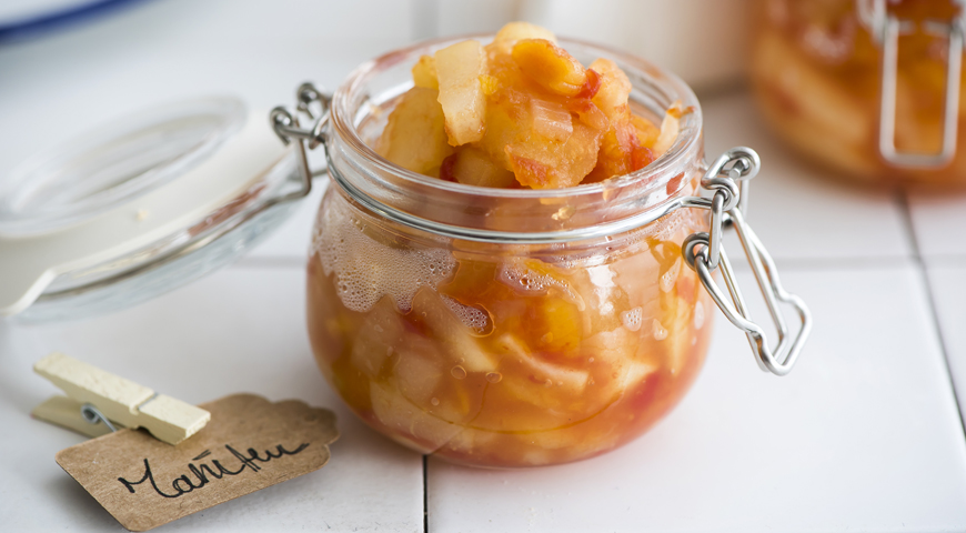 Chutney from pears, apples and dried apricots