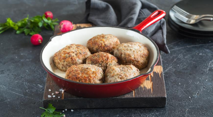Classic cutlets with herbs
