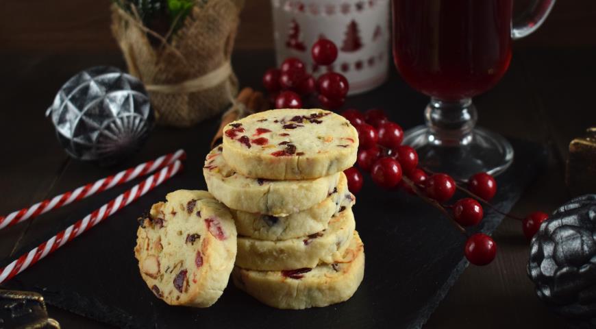 Cookies with nuts and berries