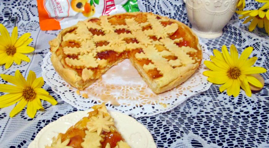 Cottage cheese-apricot shortbread cake with apricot jam