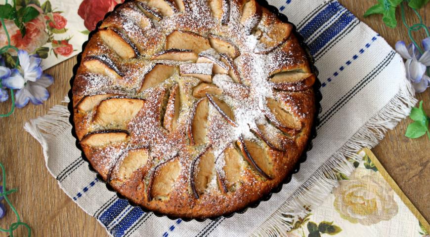 Cottage cheese pie with poppy seeds and apples