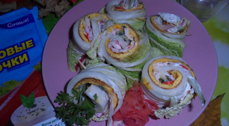 Crab rolls with omelette and cucumber