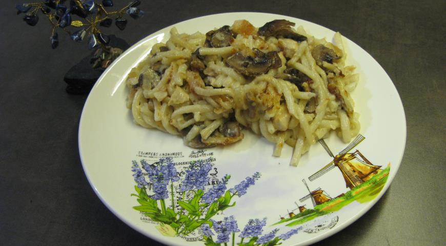 Creamy spaghetti with chicken and mushrooms