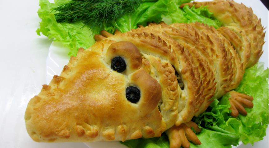 Crocodile pie stuffed with minced meat, onions and cabbage