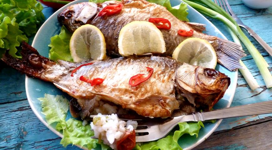 Crucian carps baked with rice and mushrooms