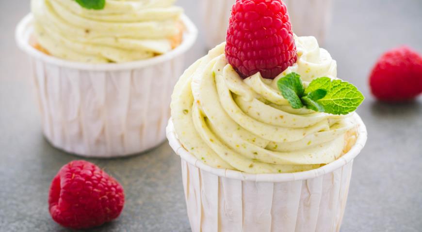 Cupcakes with raspberries and pistachio cream