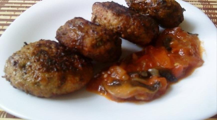 Cutlets with tomato-mushroom sauce