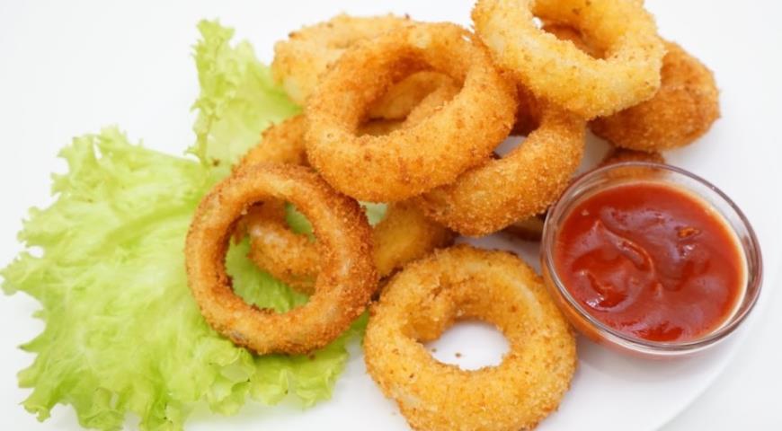 Deep-fried onion rings with cheese
