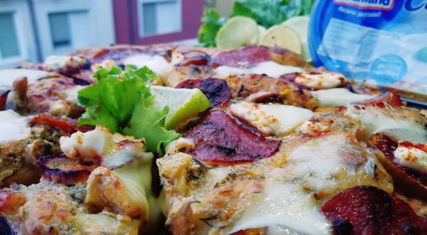 Delicious pizza with curd cream, figs and sujuk