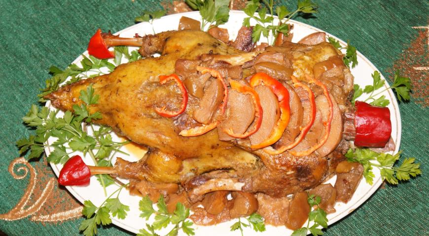 Duck baked with fruit