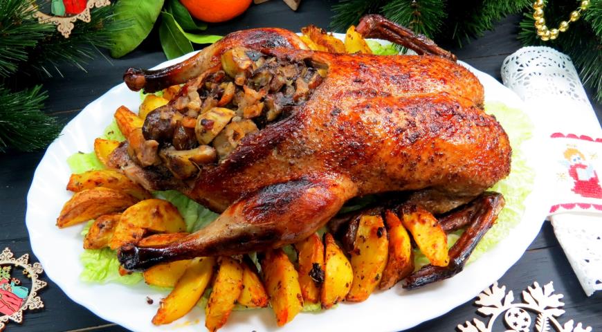 Duck stuffed with chestnuts, apples and bacon