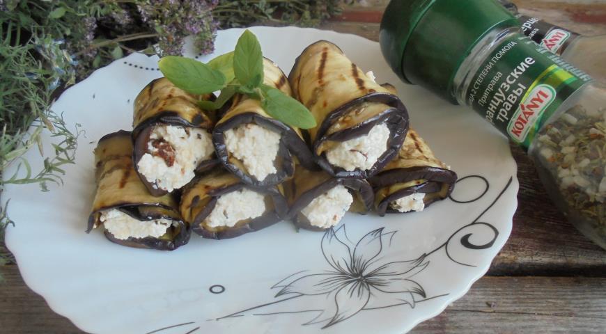 Eggplant rolls with ricotta and dried tomatoes