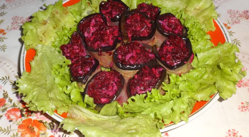Eggplant rolls with spicy beetroot filling