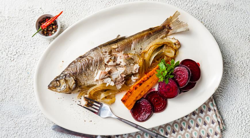 Fish parcel of cheese, onions and carrots with sweet and sour beets