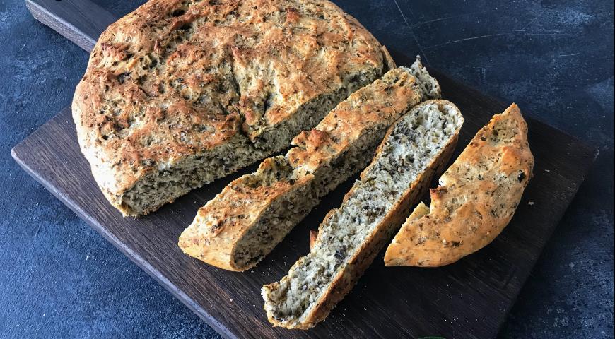 Focaccia with seaweed