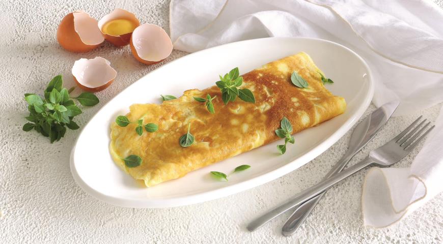 French omelet with cheese