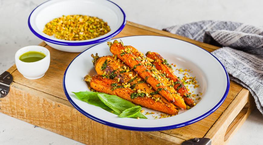 Fried carrots with pesto and pistachios