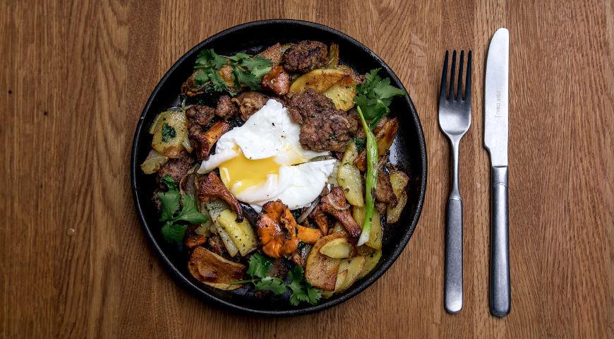 Fried potatoes with chanterelles and poached egg