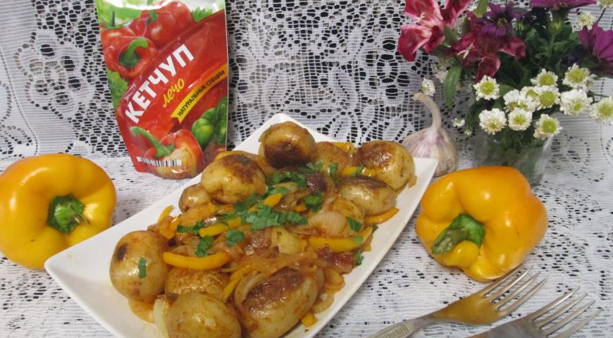 Fried potatoes with vegetables and ketchup