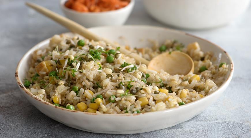 Fried rice with egg, corn and peas