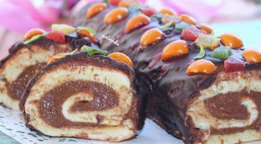 Ginger roll with cream and candied fruit