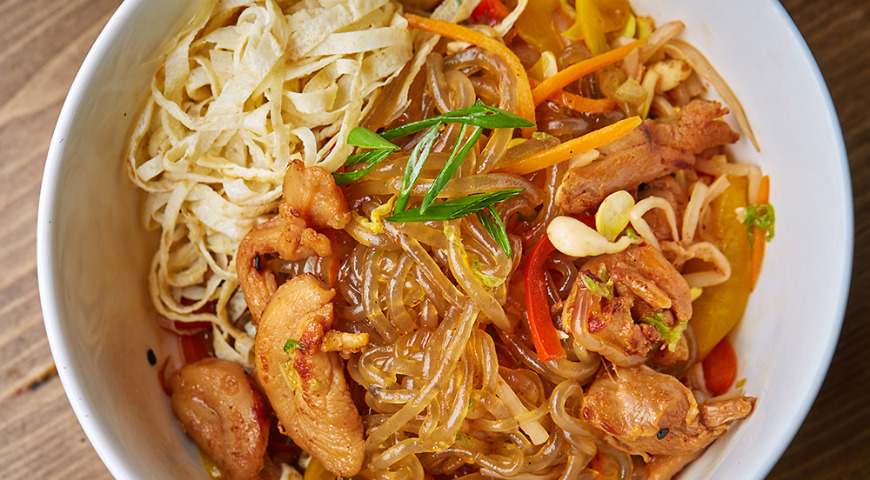 Glass noodles with chicken, vegetables and chapche sauce