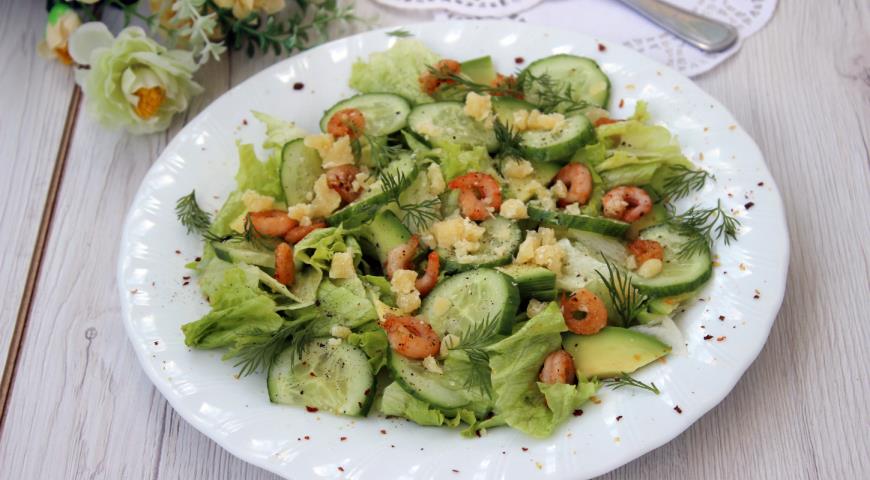 Green salad with shrimps and hard cheese