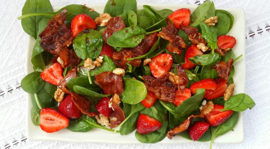 Green salad with strawberries and fried bacon