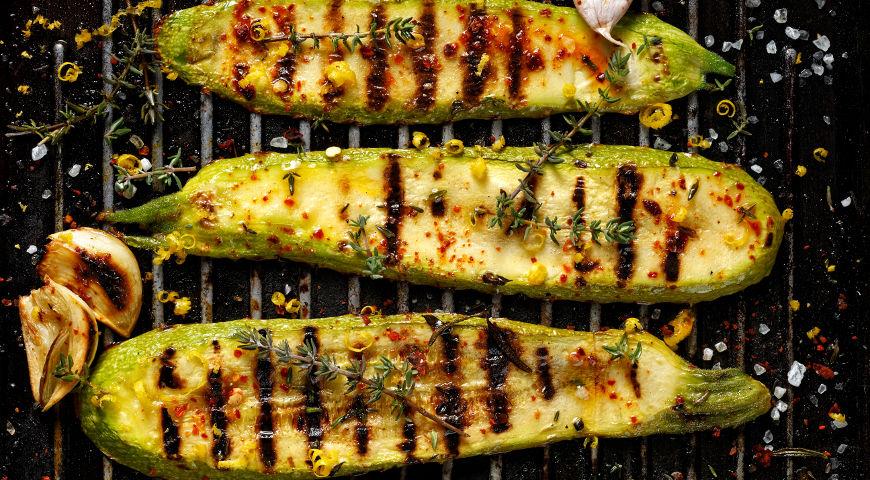 Grilled courgettes with cheese dressing