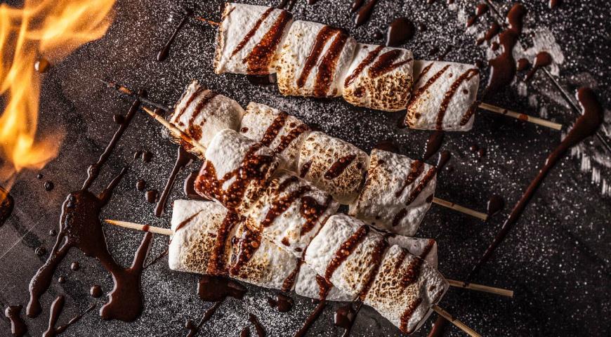 Grilled marshmallows in chocolate sauce
