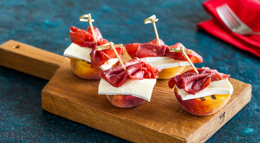 Grilled peaches with brie and prosciutto