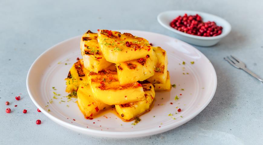 Grilled pineapples with pink peppercorns and zest