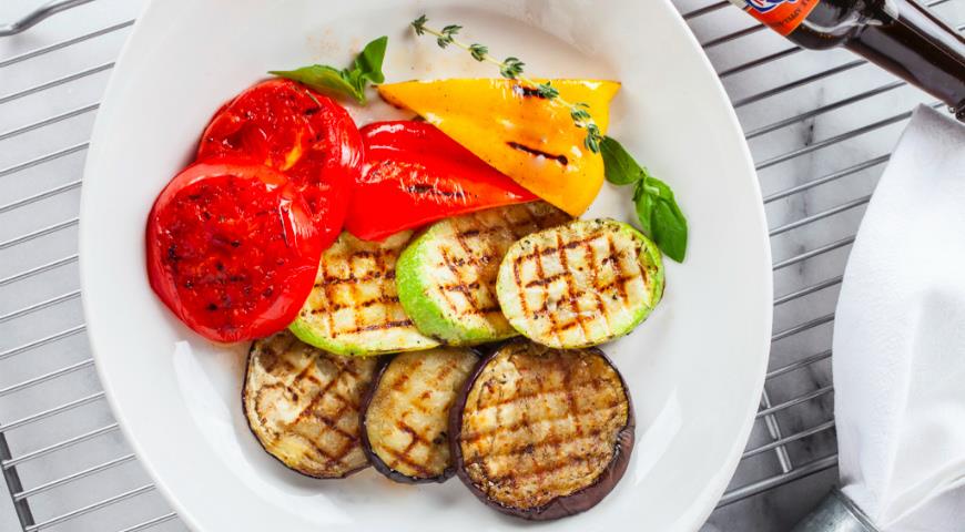 Grilled vegetables with basil and thyme