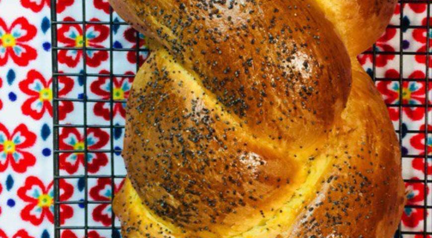 Hala (loaf with poppy seeds) in a bread maker