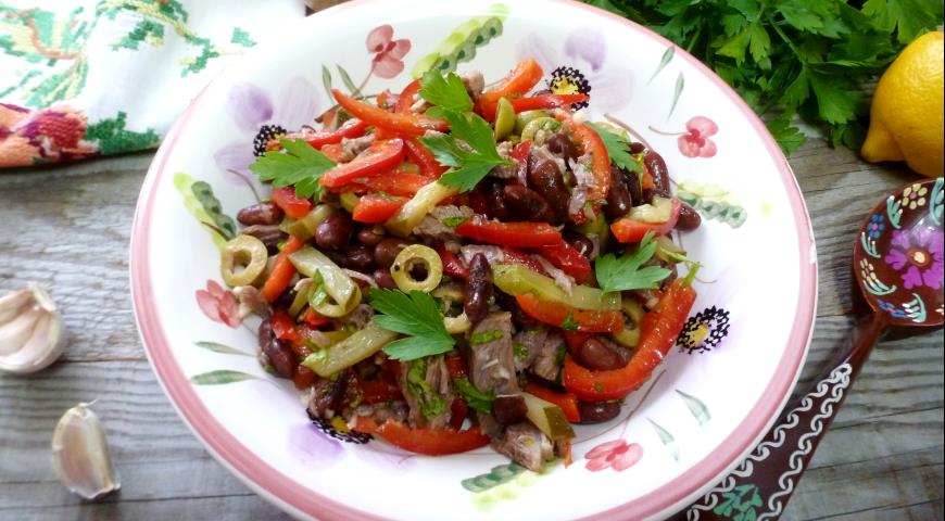 Hearty salad with beans and beef