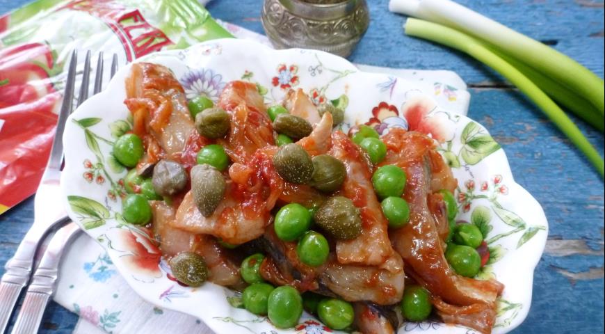 Herring with green peas under tomato marinade