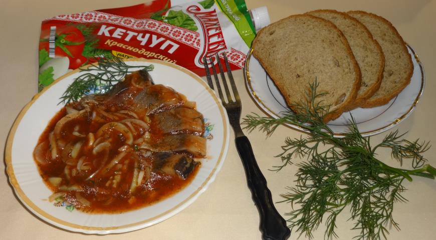Herring with pickled onions in tomato-dill marinade
