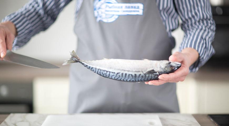 How to quickly cut frozen mackerel into fillets