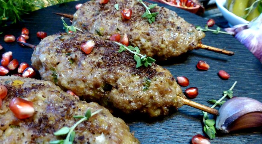 Kebabs with pistachios and bulgur