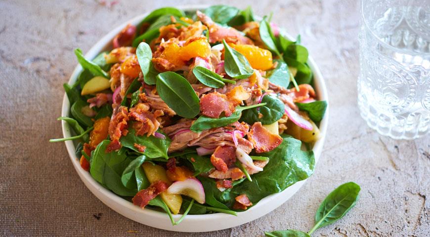 Large salad with duck, bacon, apples and oranges