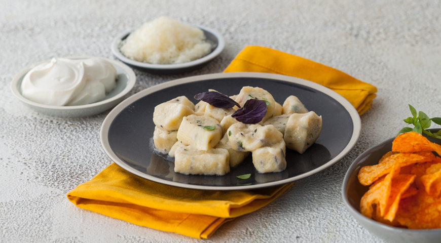 Lazy dumplings with semolina and herbs