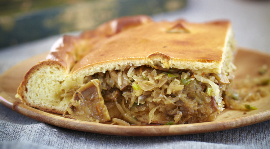 Lean pie with mushrooms and sauerkraut
