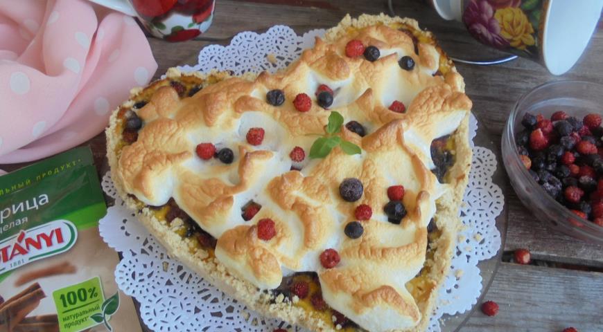 Loose pie with berries and meringues