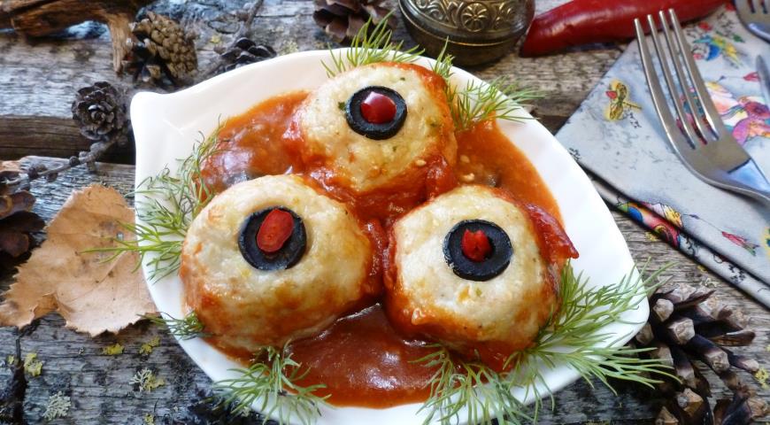 Meatballs "Vampire&"s Eye" with pesto and cheese