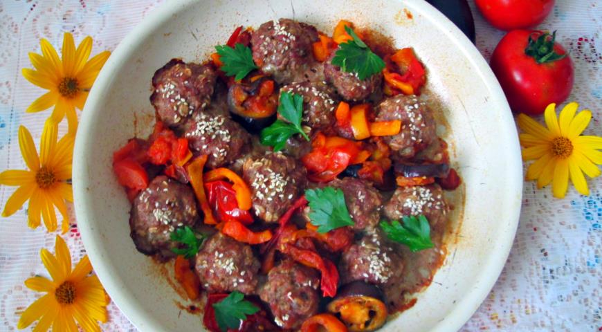 Meatballs with oatmeal and stewed vegetables