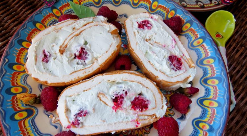 Merengue roll with raspberries