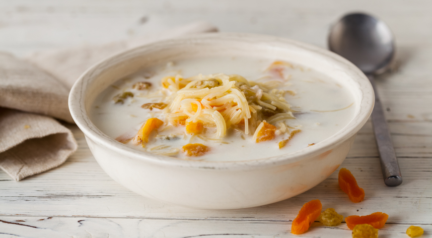 Milk noodles with raisins and dried apricots