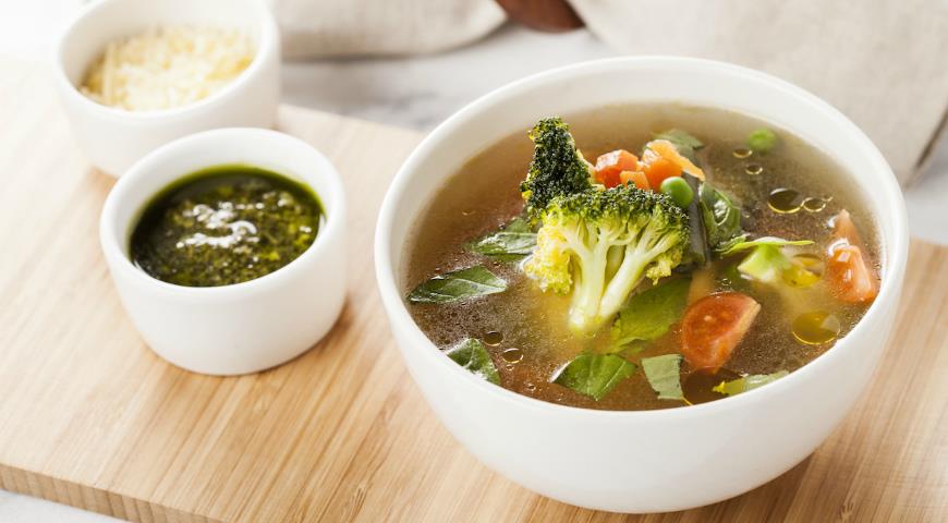 Minestrone with basil and spinach pesto sauce
