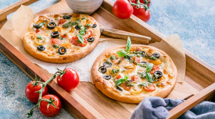 Mini pizza with tomatoes and mozzarella