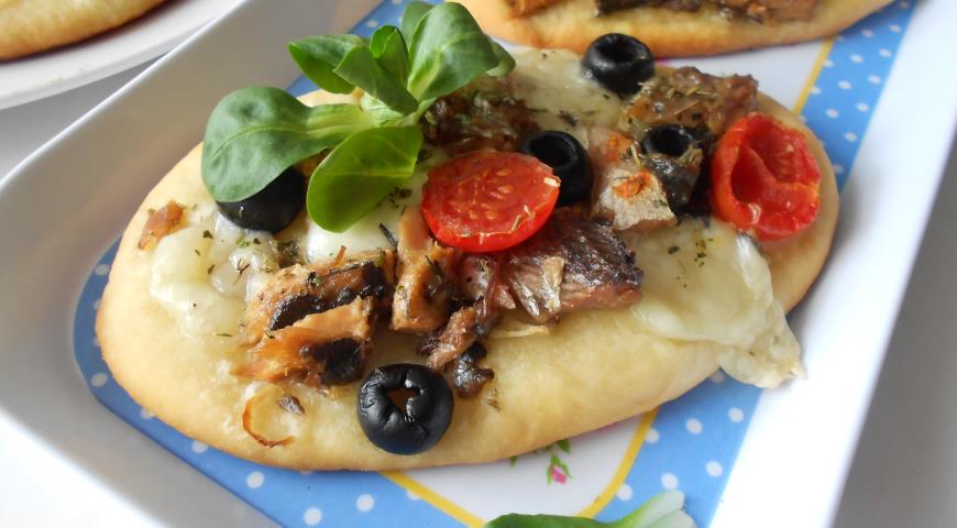 Mini pizzas with saury, mozzarella and olives